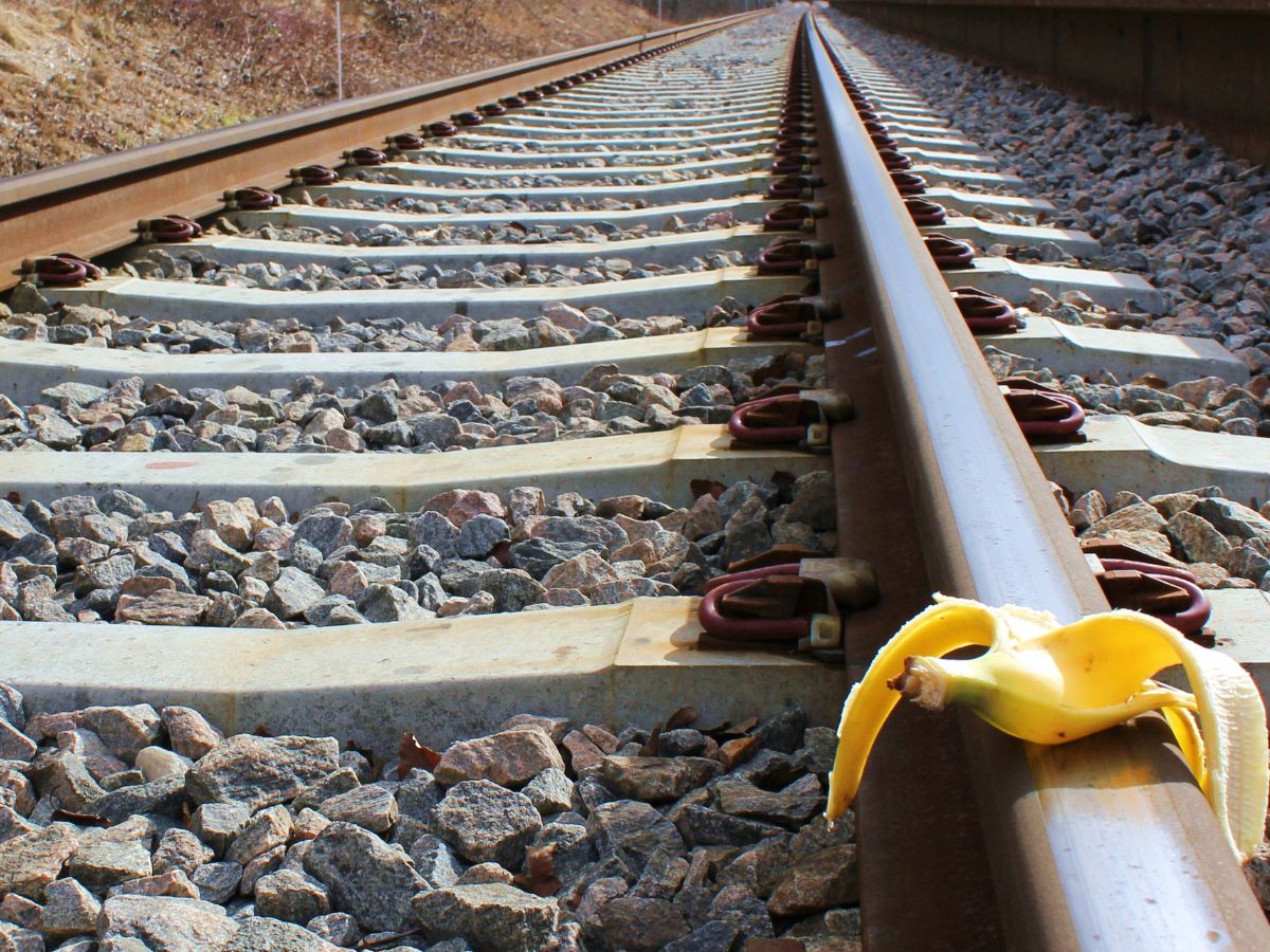 Cette photo illustre le sabotage de l'entrepreneur avec une banane sur une voie ferrée